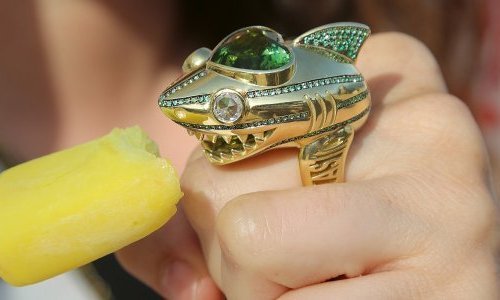 Daniela Villegas, Queen Bee