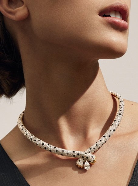 214 hours of work. This is the time it takes to crimp this yellow gold, diamonds and black spinel necklace, from the Ombre Féline collection.