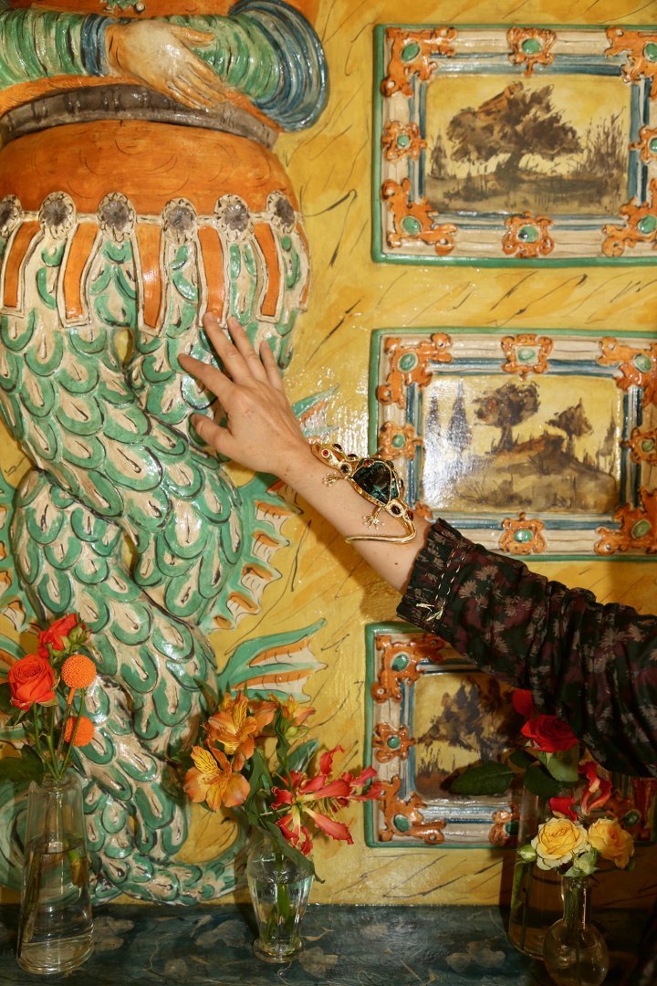 La Lagartija bracelet, a happy lizard crafted around a chrysocolla stone and decorated with tourmalines, amethysts, garnets, topaz, white diamonds and pearl feet. A rare piece. 