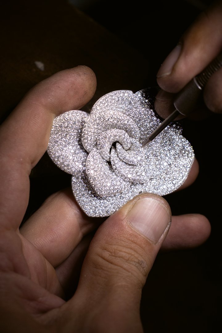 The Rosina high jewellery collection is inspired by Eugenia Bruni's encounter with the now abandoned home of her late great-aunt Rosina, and with the abundant nature that had reclaimed a forgotten space. Among this mass of greenery, a single rose bloomed.