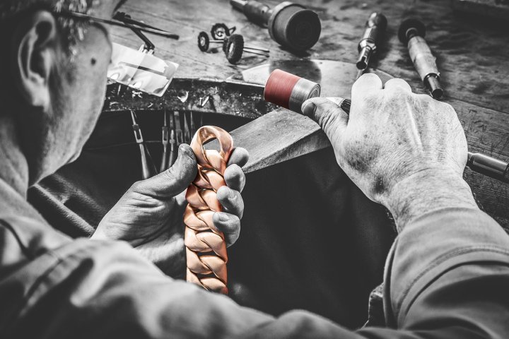 Smoothing the Caresse bracelet