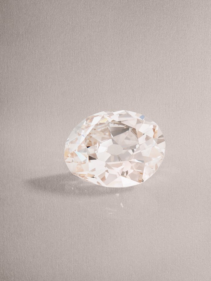 10.08 carat Golconda Light Pink Brown diamond. Estimate: USD 450,000 – 650,000 / CHF 360,000 – 520,000. 