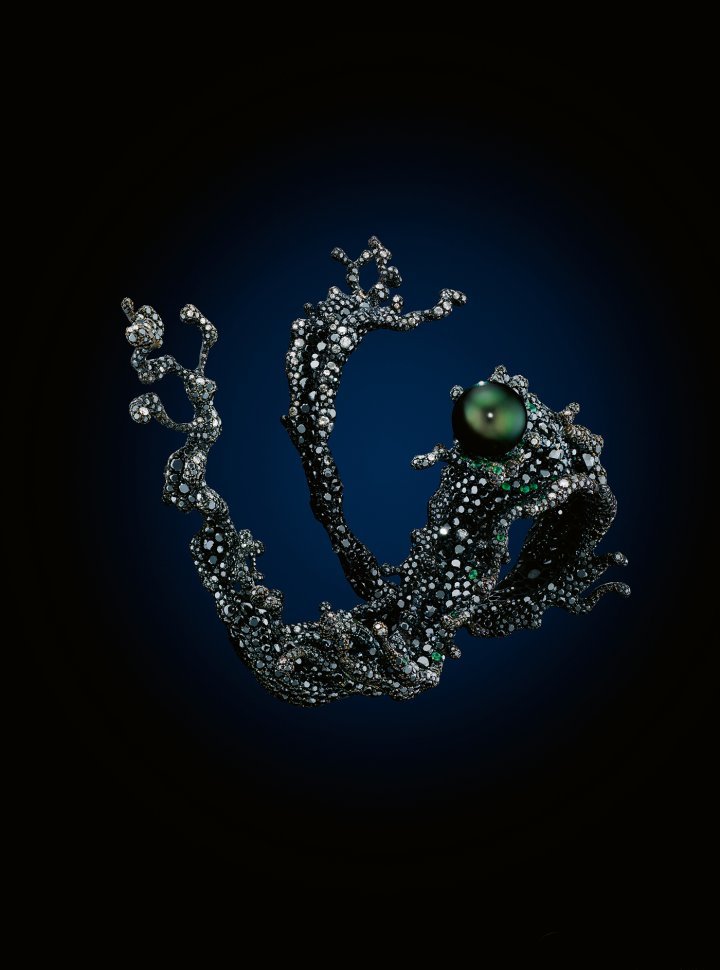 The Mozi brooch is inspired by traditional Chinese calligraphy. It represents thick ink spilled across paper by the artist. Tahitian peacock green pearl, black diamonds, grey diamonds, emeralds.