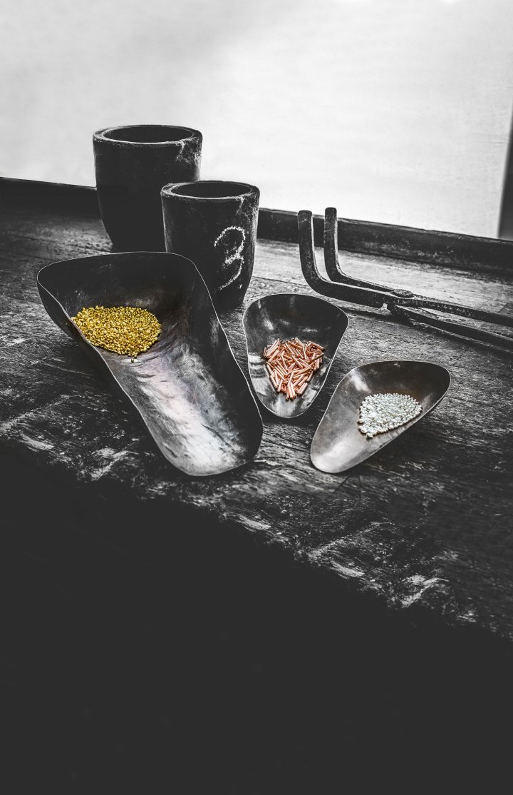 The gold is an alloy of 22k pure gold, pure silver, copper and palladium