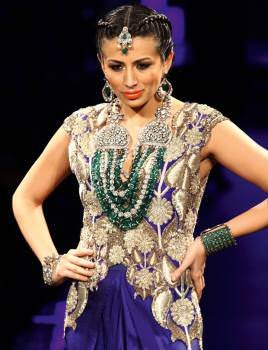 Model wearing emerald and diamond jewellery at II JW by Amrapali, with emeralds from Gemfields.